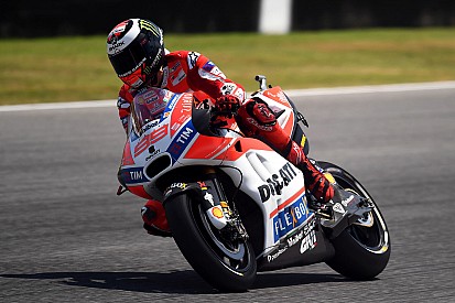 Мотоцикл Ducati вимагає «нелогічний» стиль їзди – Лоренсо