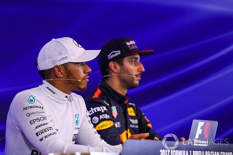 Hamilton nem kezdi meg a tárgyalásokat a Mercedessel a szezon vége előtt