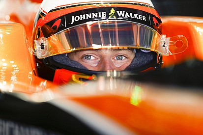 Räikkönen beesik Vandoorne elé, és "tönkreteszi" a versenyét