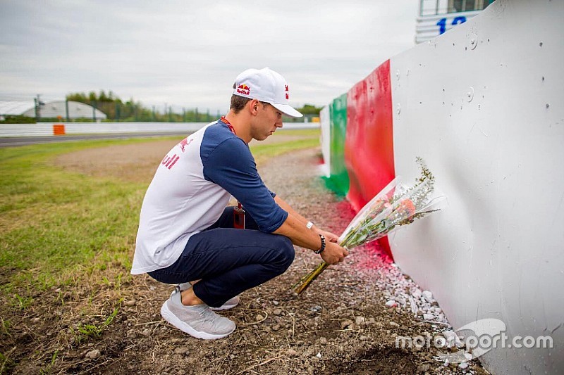 FOTO: Gasly deixa flor em homenagem a Bianchi em Suzuka