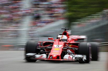 Vettel se queja de Hamilton en la práctica dos