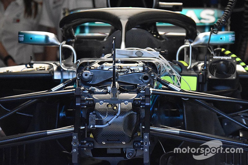 Mercedes: feltárul az első futómű hidraulikája