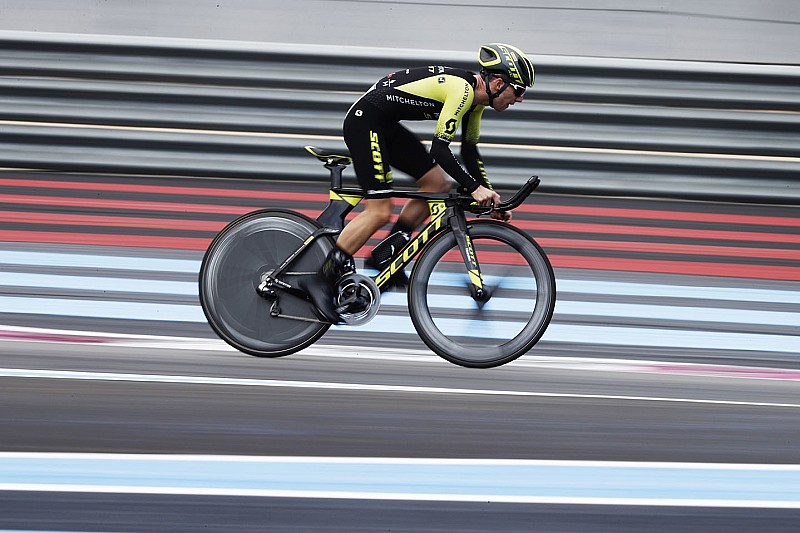 Simon Yates batte il record in bici del Paul Ricard con tubolari Pirelli P Zero Velo