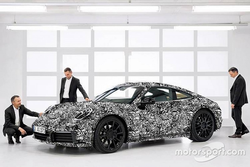 Porsche atiça fãs com as primeiras fotos oficiais do novo 911