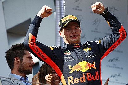 Verstappen esulta coi piedi per terra: "Non parlo di Mondiale, ma noi non ci arrendiamo mai"