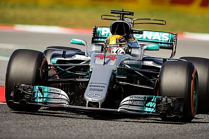 Hamilton admite que el Mercedes es "difícil de conducir"