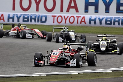 Silverstone F3: Ilott, Erikkson ve Norris kazandılar