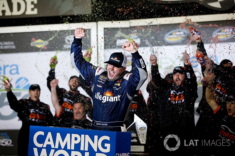 Sauter vence abertura da Truck Series em Daytona