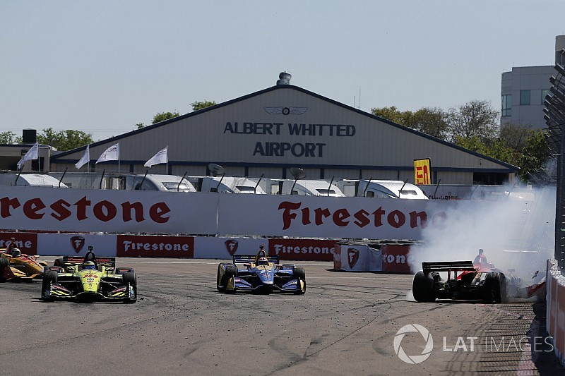 Видео: Росси выбивает Уикенса в борьбе за победу в IndyCar