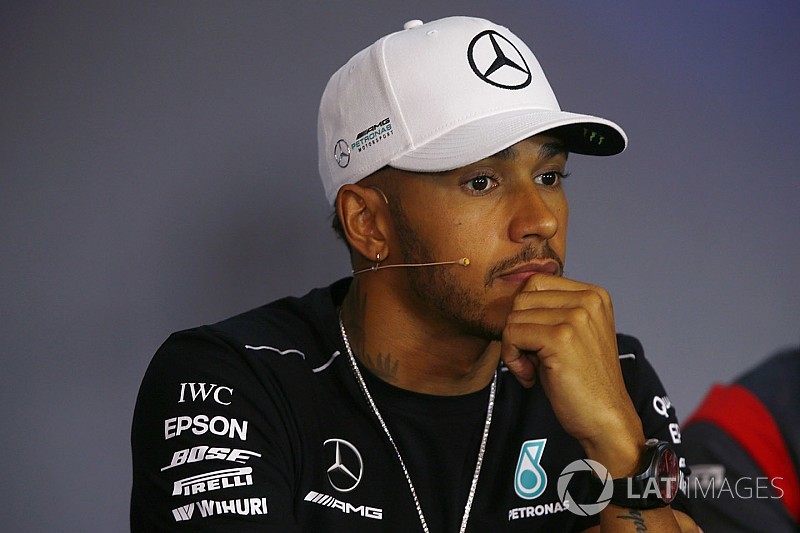 Hamilton tidak puas dengan keputusan FIA terhadap Vettel