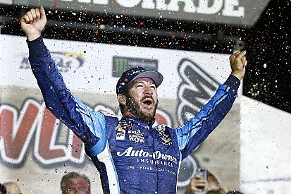 Truex Jr. gana una accidentada carrera en Kansas