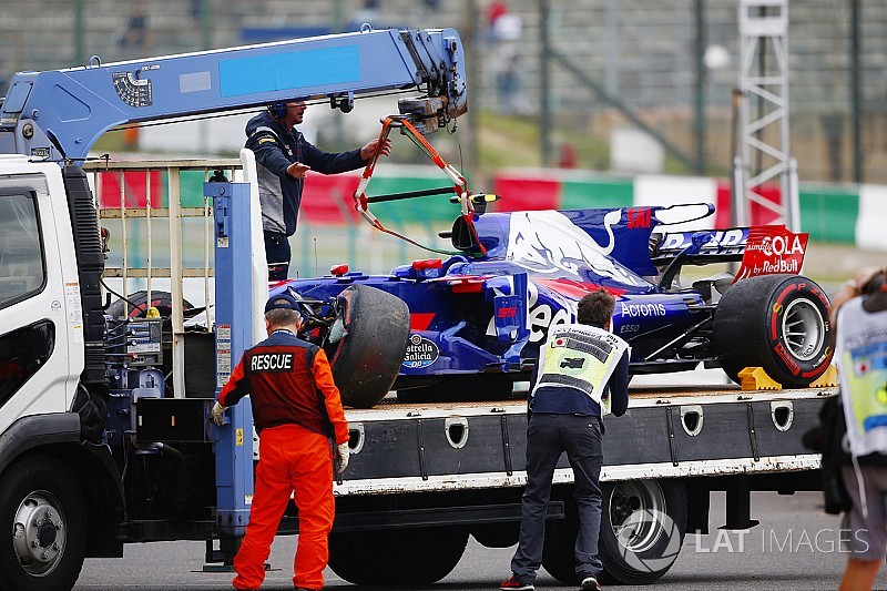 Videón, ahogy Sainz összetöri a Toro Rossót Suzukában
