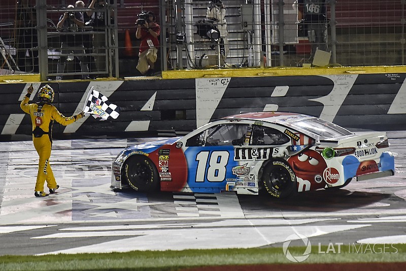 Kyle Busch stellt in Charlotte Rekord für
