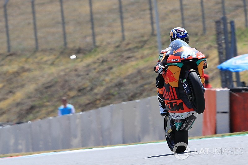 Moto2 Ceko: Duel sengit, Oliveira taklukkan Marini