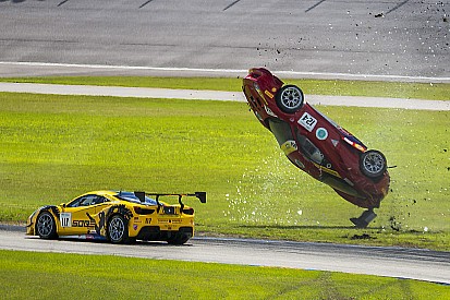 Fotostrecke: Wilder Ferrari-Überschlag in Homestead