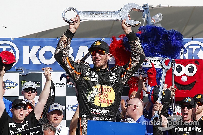 Truex toma una dramática victoria en Las Vegas