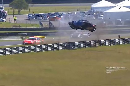 Разбитые Porsche и коровы на ралли: лучшее гоночное видео уик-энда