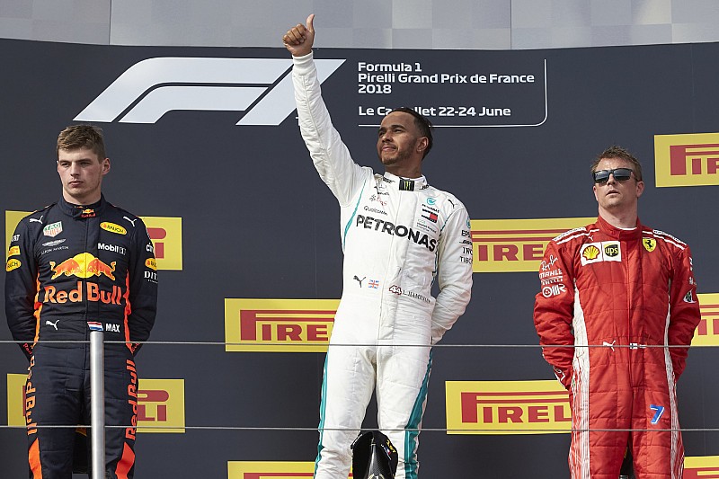 Ilyen lazán is csak Räikkönen tud állni az F1-es dobogón