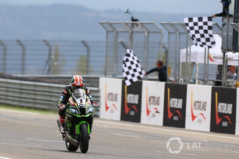 Course 1 - Rea vainqueur devant un trio de Ducati