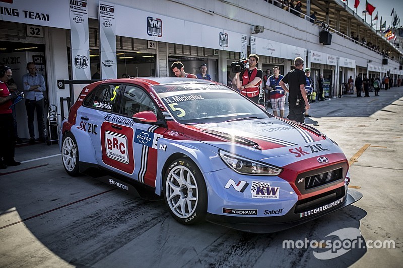 Hungary WTCR: Home hero Michelisz tops practice