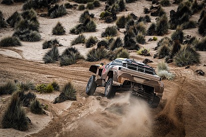 Peterhansel se recupera, mas Sainz mantém liderança no Dakar