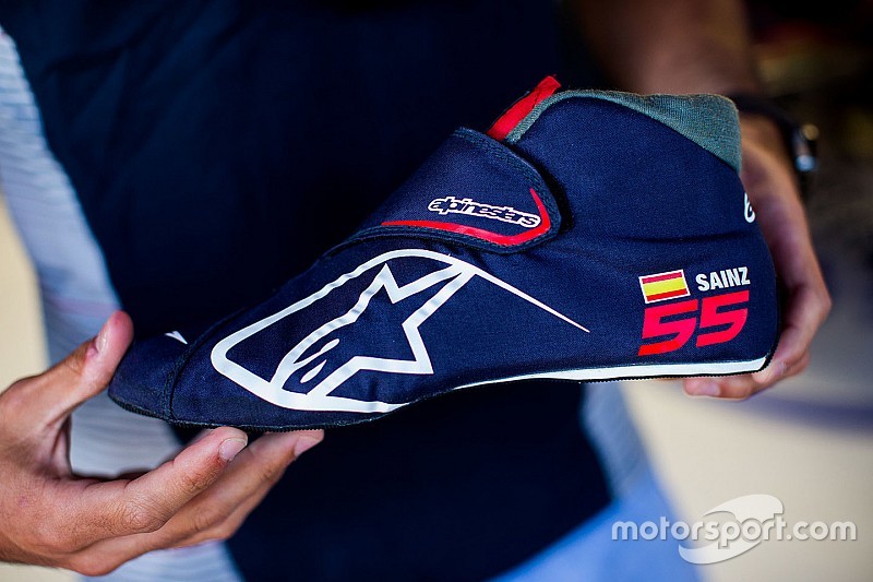Sainz estrena nuevas botas, 80 gramos de tecnología e innovación