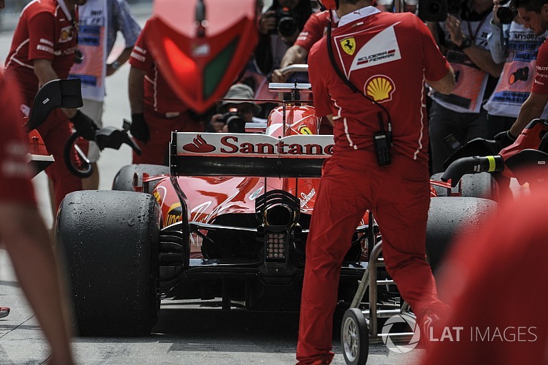 Анализ: почему Ferrari плохо проводит пит-стопы