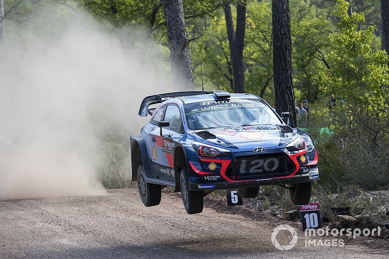 Turchia, PS3: bella zampata di Neuville, che risale al quarto posto. Evans finisce ko