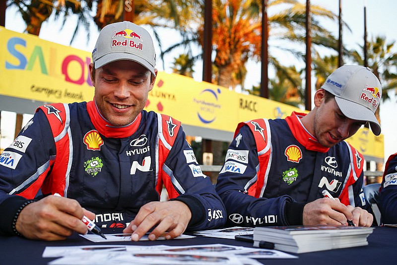 Rollentausch: Andreas Mikkelsen und Beifahrer wechseln die Plätze
