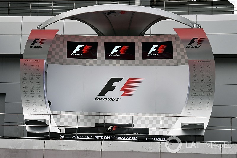 Az összes F1-es versenyző a dobogón: viszlát, Malajzia