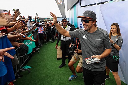 Életre szóló élményt szerzett egy japán rajongójának Fernando Alonso