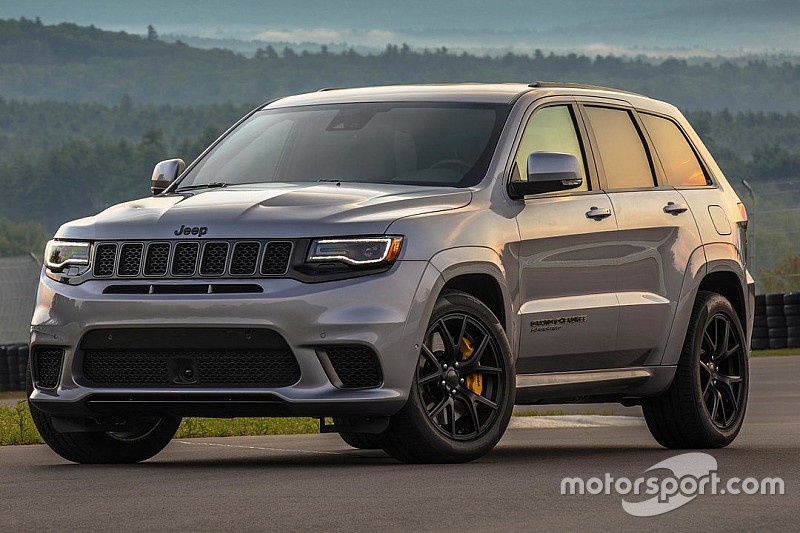 Una caravana de coches de juguete logra remolcar a un Jeep Grand Cherokee