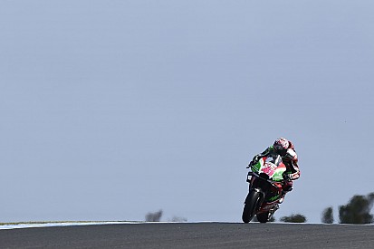 Espargaró, alcanzado en su mano izquierda por un resto de la moto de Zarco