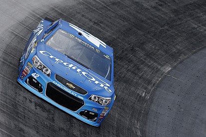 Kyle Larson gana la primera etapa en Bristol