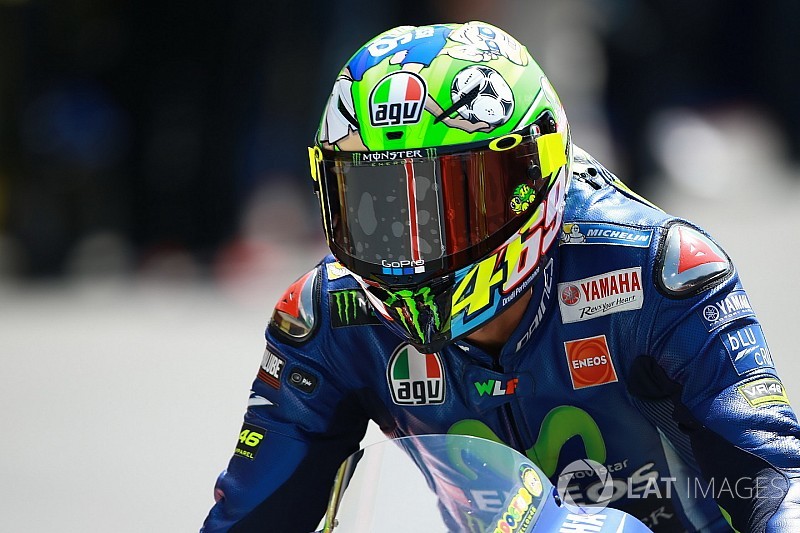 Rossi presenteia família Hayden com capacete do GP da Itália