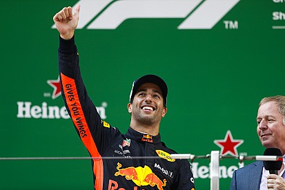 Ricciardo deberá decidir hasta agosto si se queda, dice Red Bull