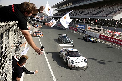 24 uur Dubai: Hartley wint met Herberth Motorsport, Buurman op het podium