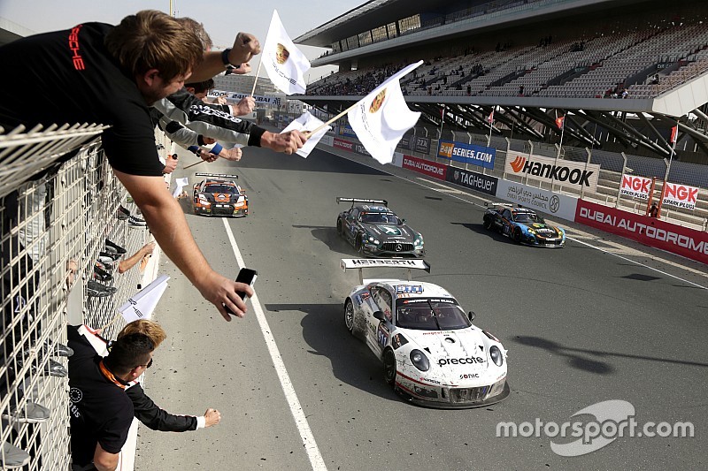 24 uur Dubai: Hartley wint met Herberth Motorsport, Buurman op het podium