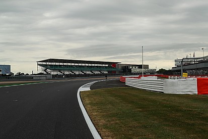 Hamilton: F1 pilotları Silverstone'daki yüksek hızlara hazır değiller
