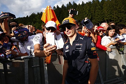 Partiállat Verstappen és Ricciardo az Eau Rouge tetején