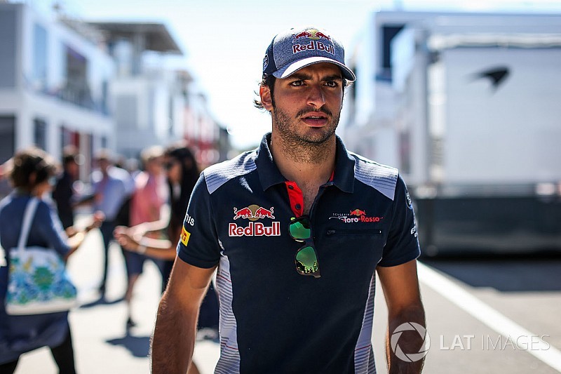 Carlos Sainz niega intención de romper con Red Bull en 2018