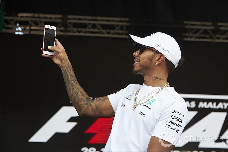 Hamilton nyerte a Maláj Nagydíj időmérőt Räikkönen előtt: Vettel KO a Q1-ben