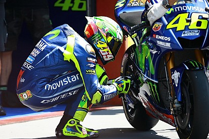 Rossi hace llegar el casco dedicado a Hayden a la familia
