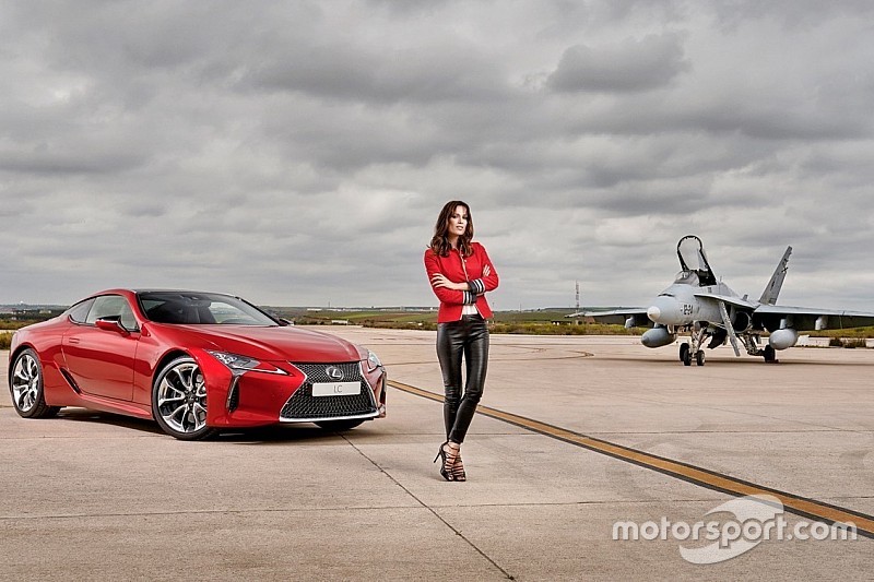 Spaans topmodel maakt vliegveld onveilig in Lexus LC 500
