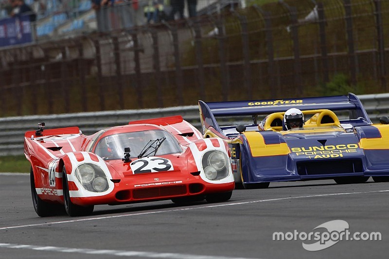 Le Mans-winnende Porsches in actie tijdens Historische GP Zandvoort