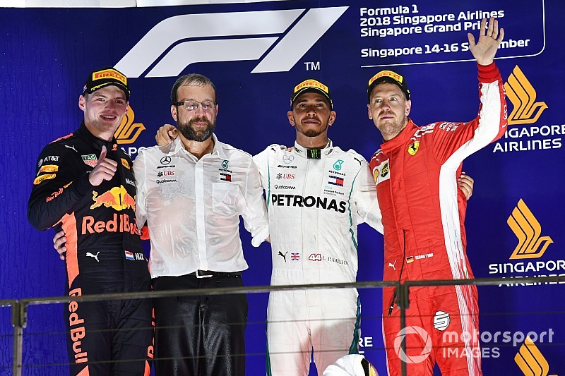 Hamilton boekt dominante zege in Singapore, Verstappen sterk tweede