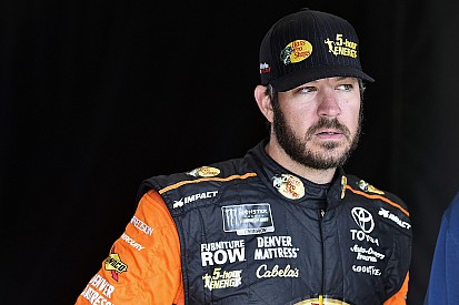 Truex admite que Harvick está por corriendo "en su propia liga"