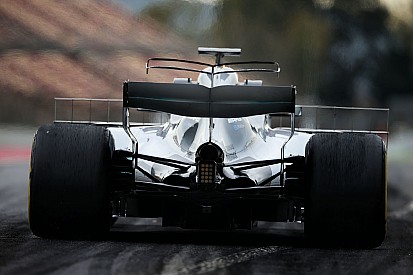 El T-wing del Mercedes W08 amaneció este martes con un doble perfil