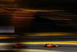 Fernando Alonso, McLaren MCL33 Renault, ve Stoffel Vandoorne, McLaren MCL33 Renault