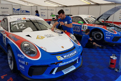 Preparazione della Porsche 911 GT3 Cup di Simone Iaquinta, Ombra Racing